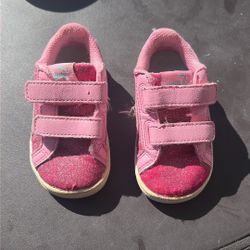 Girls Puma Sneakers Size 5 - Almost brand new! 