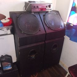 18 In Speakers 2 In Each Box Wit 6 By 9 Speakers And Monitor