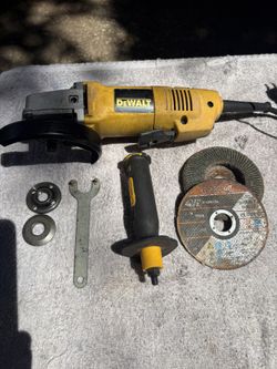 Dewalt 4 1/2” Paddle Sw Angle Grinder Kit-DW402-7.5 Amp, Guard, Wrench, Handle, Discs