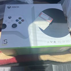 Xbox Series S (Hardly Used, Good Condition) 