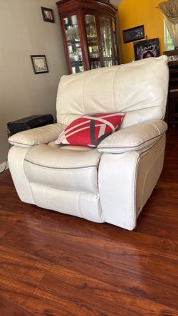 Pre-owned leather sofa cream color $125 Pick up in Powder Springs  Ga