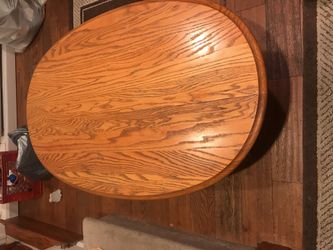 Oak coffee table in great condition. I just changed my furniture.
