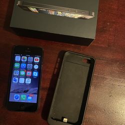 iPhone 5 16GB UNLOCKED INCLUDES LENSES - Original box and Charging Case - Good working condition