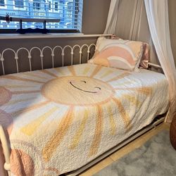 Twin Size Vintage Metal Daybed With Trundle. 