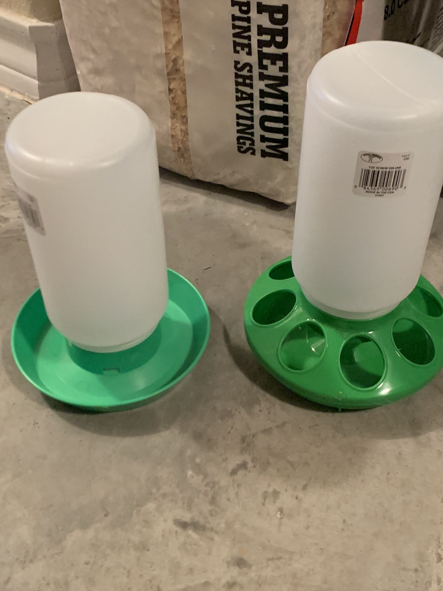 Pet feeder/water container