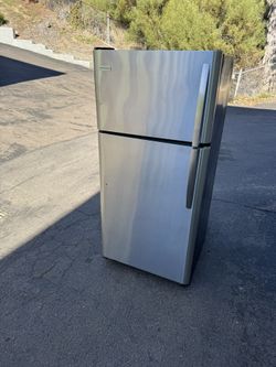 18 Cubic Stainless Steel Frigidaire Refrigerator Fridge With Freezer Free Local Delivery