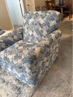 Selling Rooms To Go: Swivel Chair