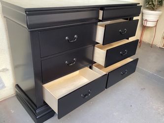 8 DRAWERS DRESSER