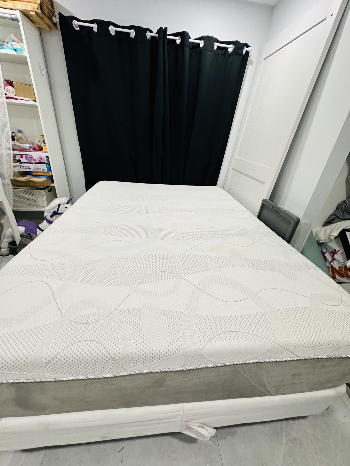 Queen Size Sealy Mattress With Boxspring And Frame