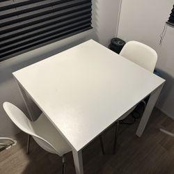 Small Table, 2 Chairs . Mesa pequeña de 2 sillas