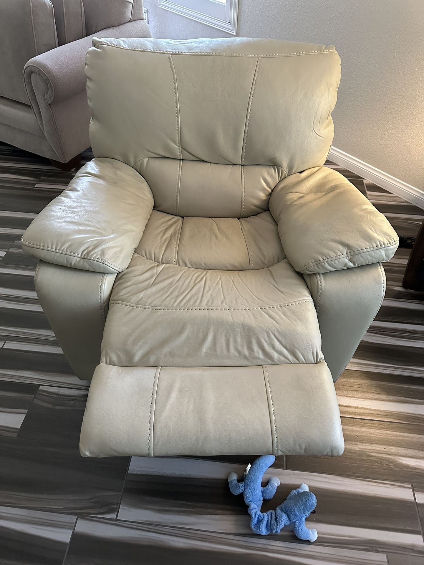 Cream Leather Power Recliner for Sale in Las Vegas, NV OfferUp