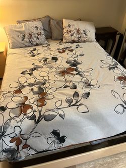 Floral Bedspread with 4 Pillowcases.