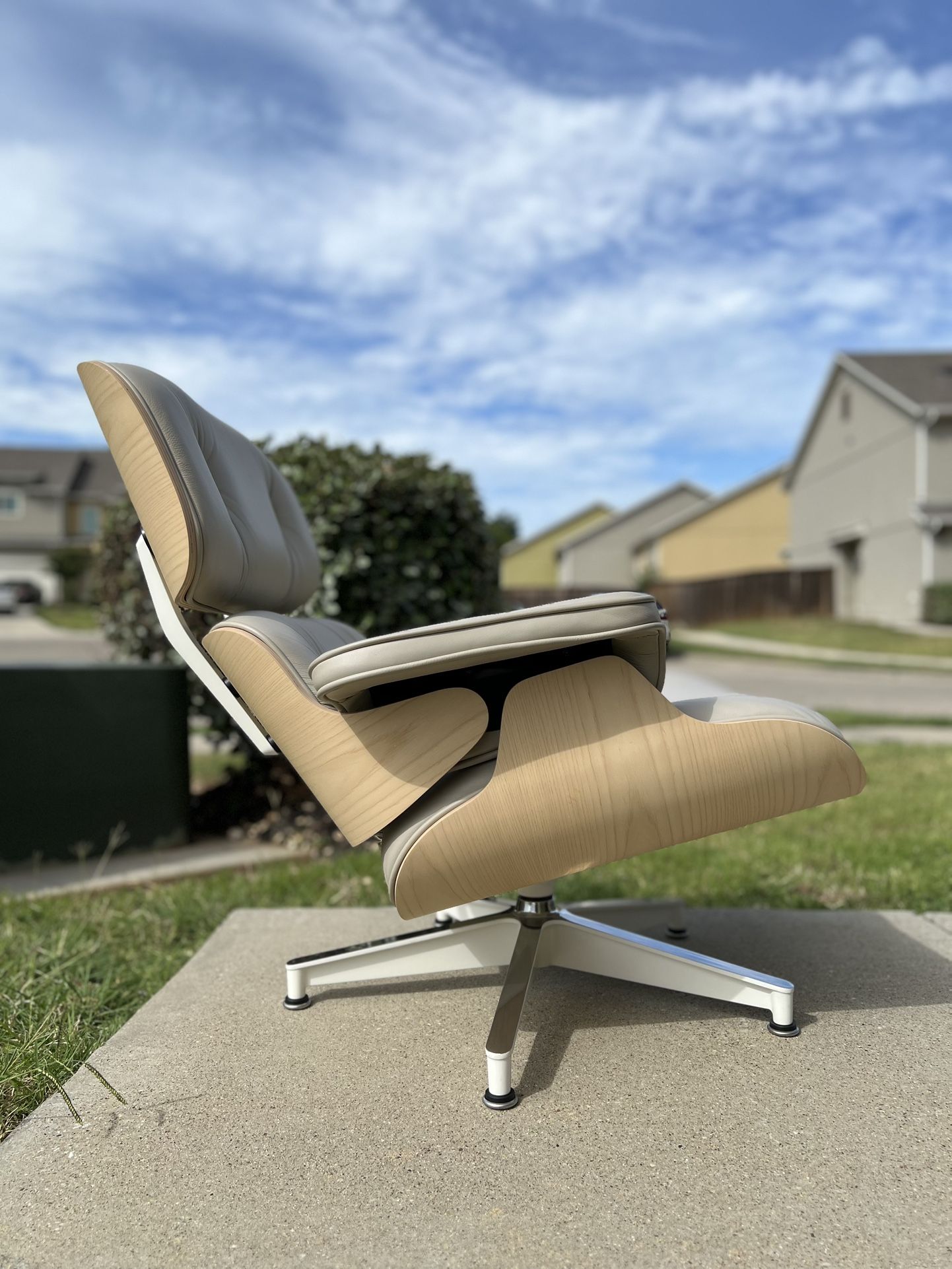 Authentic Herman Miller Eames Lounge Chair With Ottoman