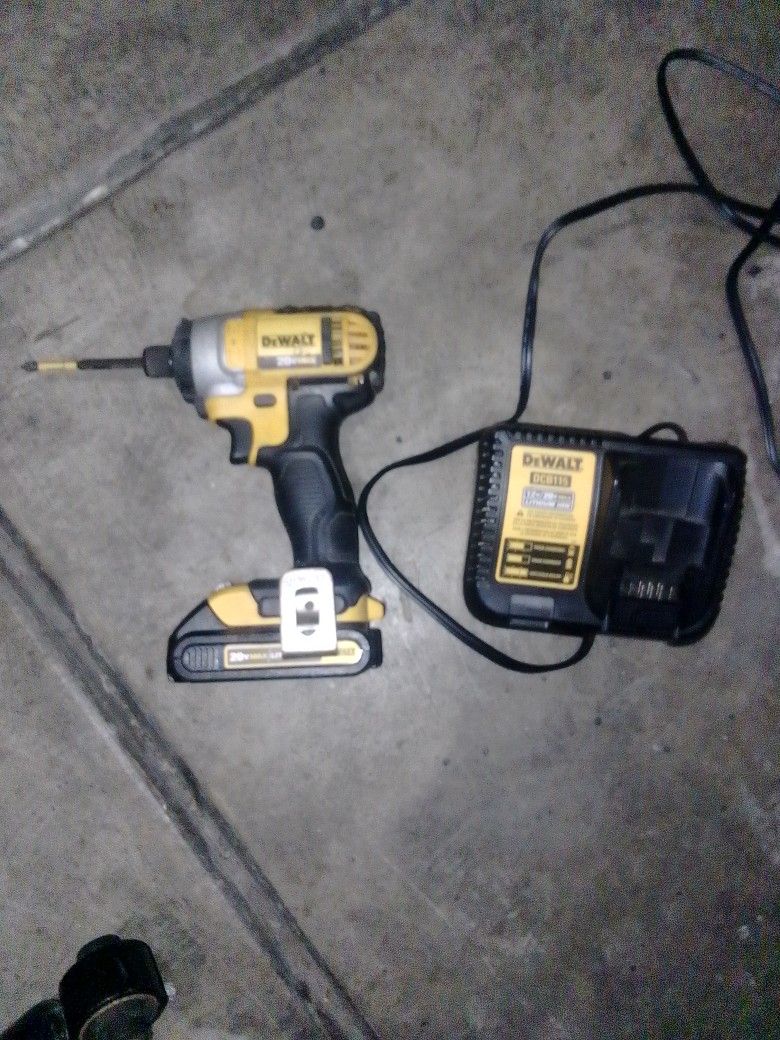 20 V DeWalt Battery Pack Drill W/Charger