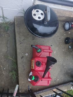 3 1gallon gas tanks and a mini grill everything for 25