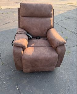 NICE AND COMFORTABLE POWER RECLINER IN EXCELLENT CONDITION. HEAT, MASSAGE CHAIR WITH REMOTE CONTROL. $125.00  OR BEST OFFER