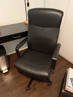 Black office chair