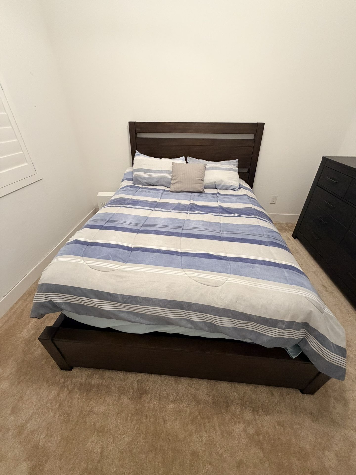 Queen Bed (Mattress included) & Matching 7-Drawer Dresser