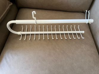 Closet  organizer Holds 30 belts, scarves, ties, or purses