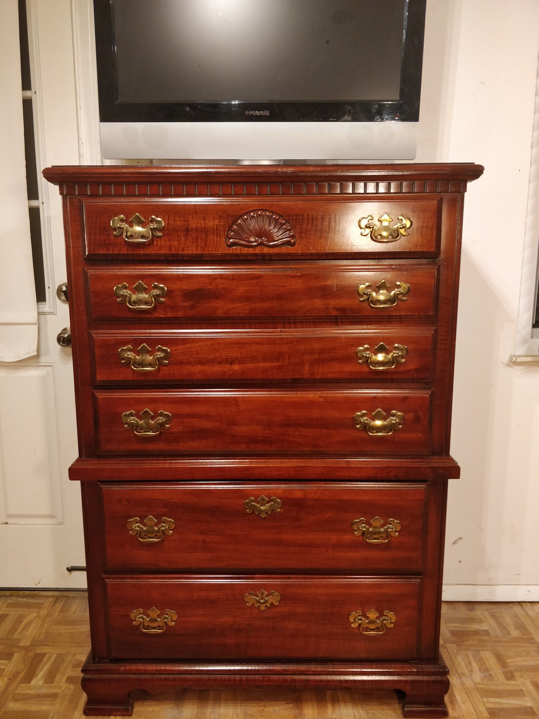 Nice wooden big chest dresser with big drawers in very good condition, all drawers sliding smoothly, pet free smoke free. L36"*W18"*H52"