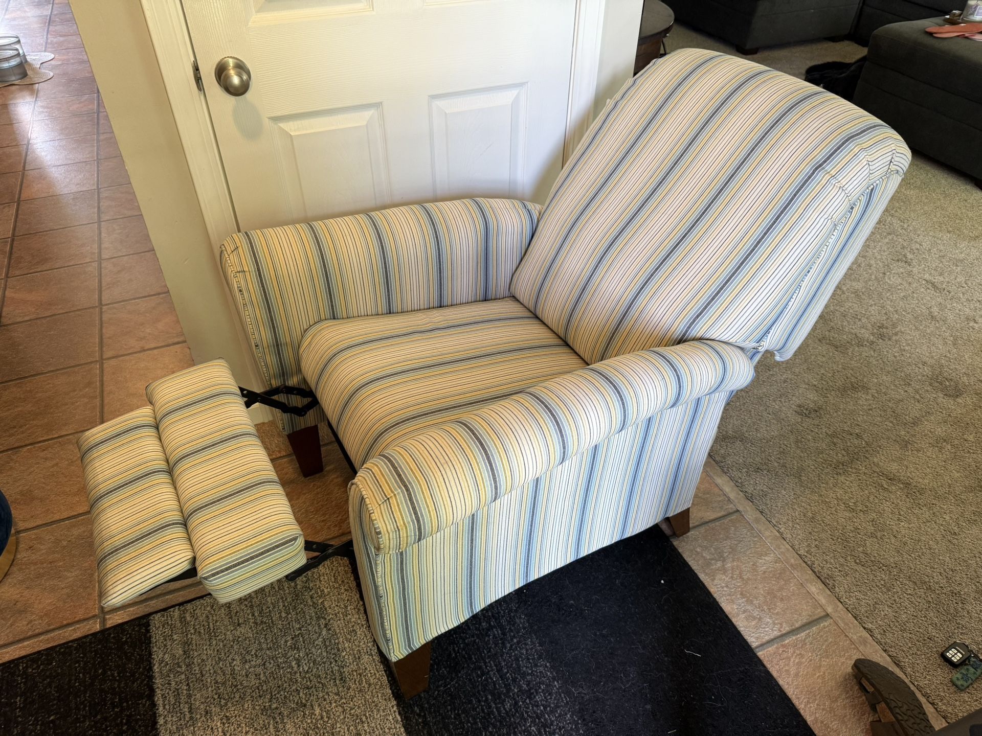 La-Z-Boy Riley Push Back Fabric Recliner in Excellent Condition - Non Smoker - 33” w x 36” d unreclined x 19 1/2” seat height