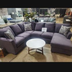 Gray Beautiful Fafric Sectional With Throw Pillows(New)