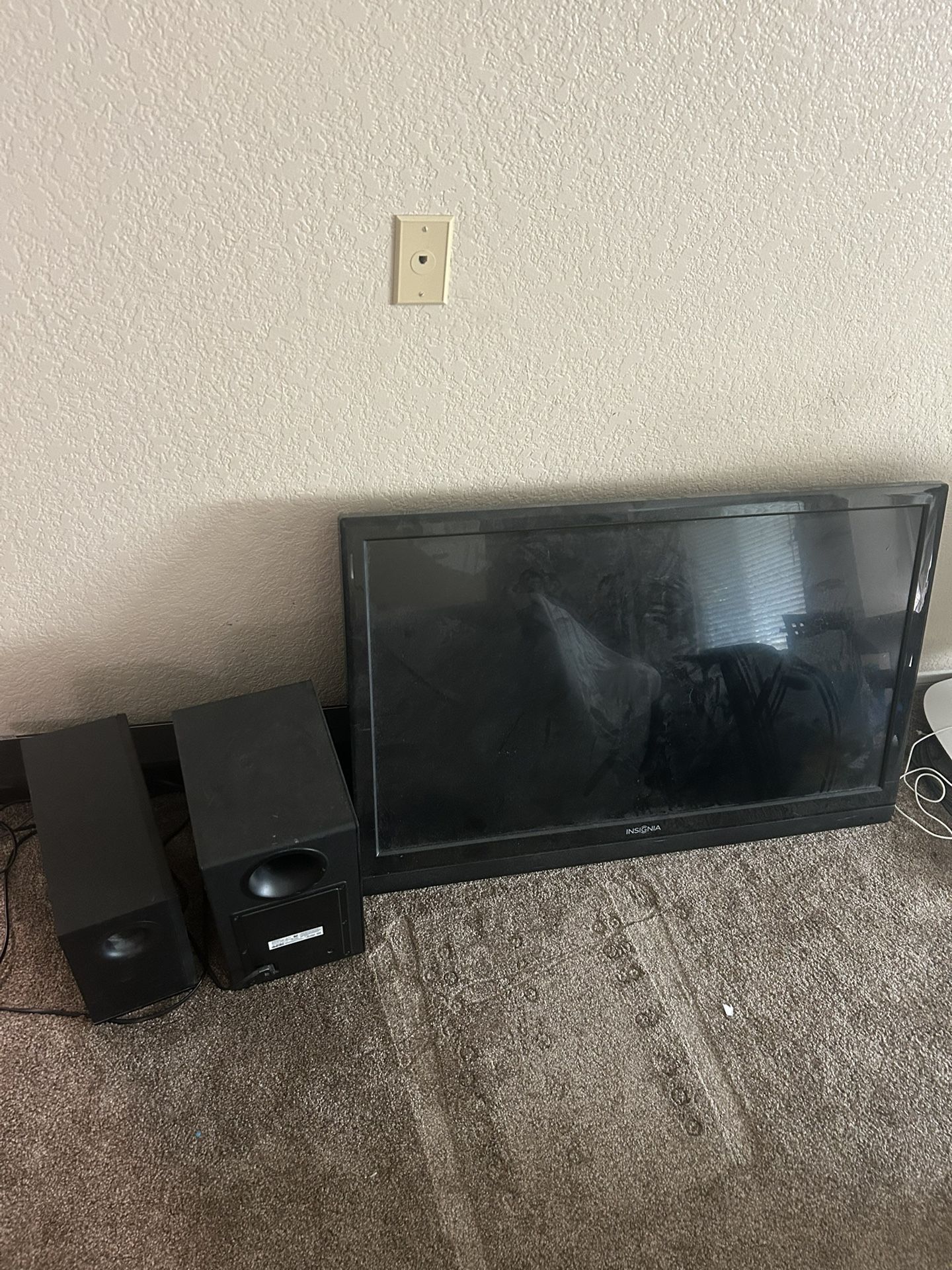 42” Tv W/ 2 Soundbars & 2subwoofers WORKS