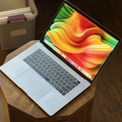 2017 MacBook Pro (2.9GHz i7) - 16gb - 500gb 
