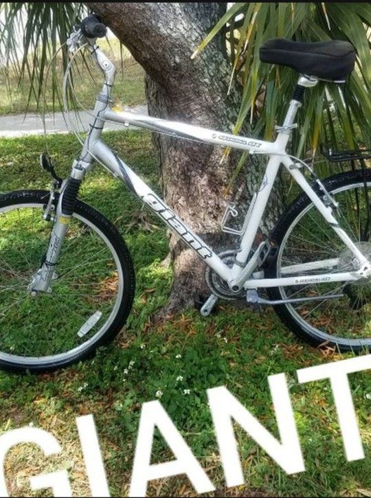 Giant Sedona Dx Mountain Bike Bicycle