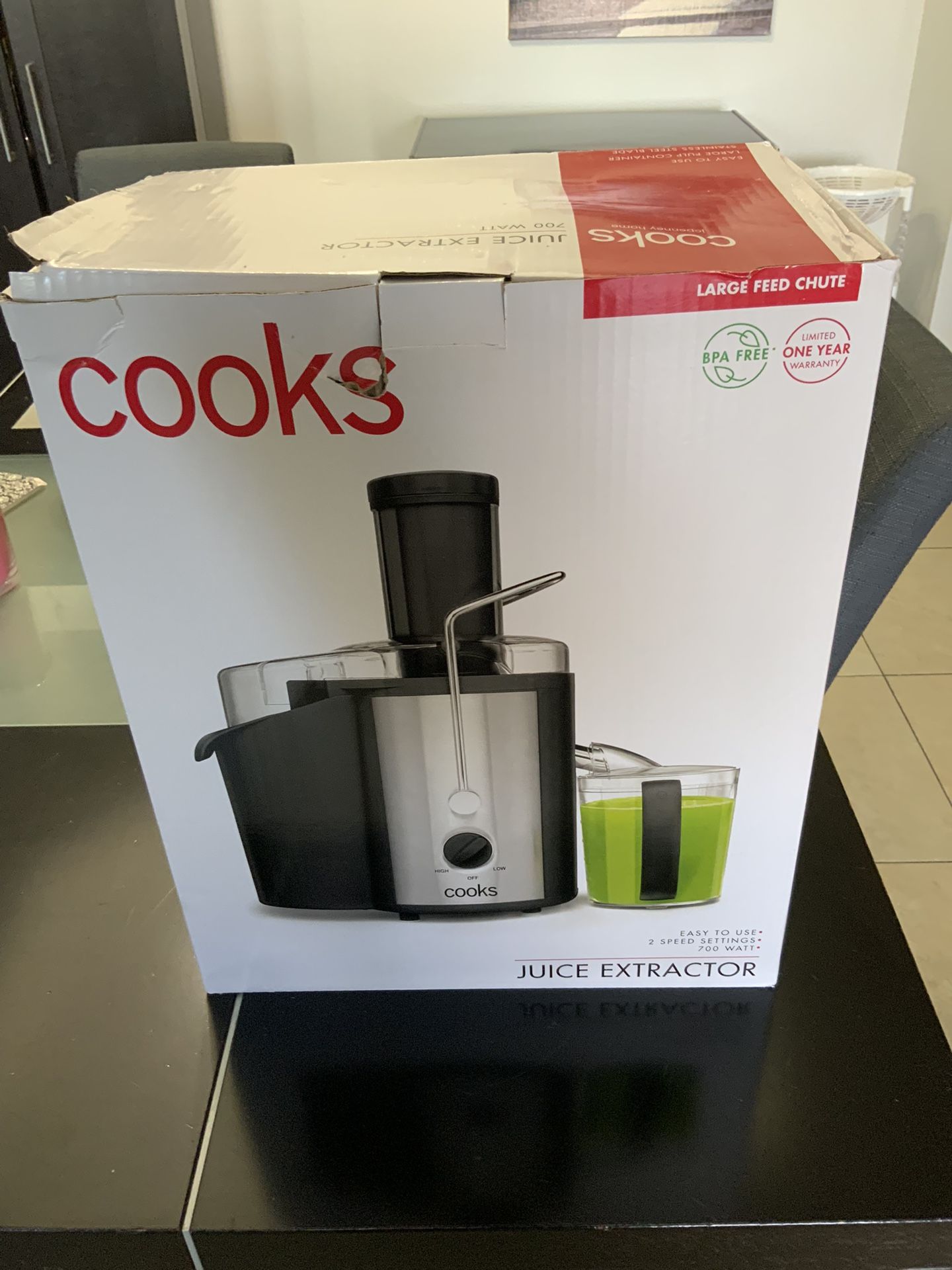 Cooks 700 Watt Juice Extractor Item #22302 Model # XJ-8K129E1 - NEW JUICER OPEN BOX