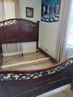 Queen bed frame En Buenas Condisiones 