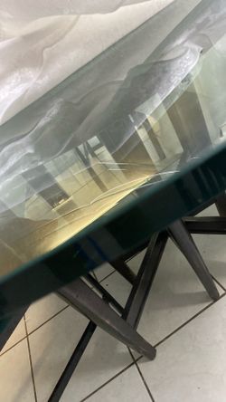 Dining tables with the five chairs, good condition and a glass of the table very thick glass