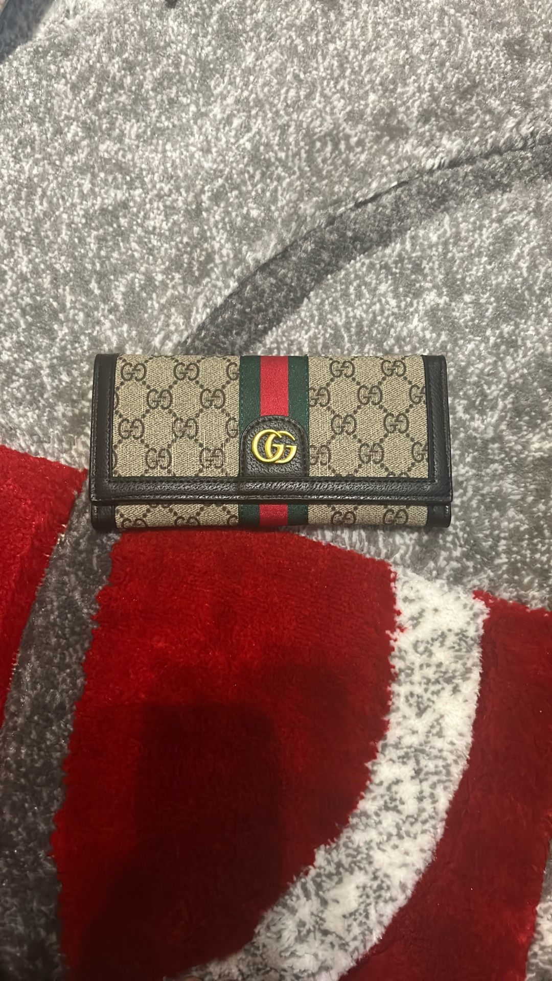Gucci Wallet (ACCEPTING OFFERS)