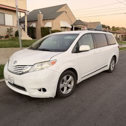 2017 TOYOTA, SIENNA