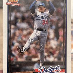 Fernando Valenzuela Topps Baseball Card 