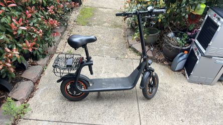 E scooter works, but not fast and the screen doesn’t show good numbers just flashing. I think it needs a new throttle control.
