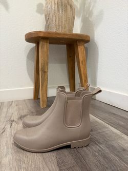 Women’s rain boots