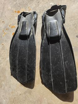 Black scuba flippers