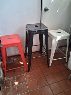 3 Metal Stools $35 Dlls. Set Of 3.