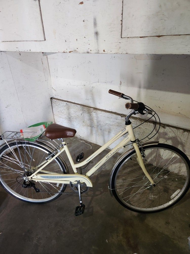 ☆ schwinn hybrid gateway bike, like new ☆