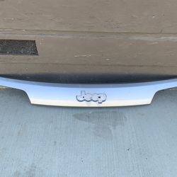 2014-2020 GRAND CHEROKEE LIFTGATE LICENSE PLATE TRIM MOLDING  SILVER OEM