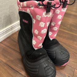 Girls Snow Boots Size 4 !