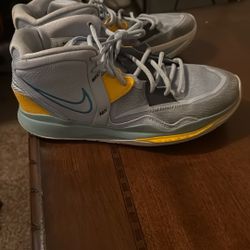 Basketball Shoes Steal!!!!!! Size 10