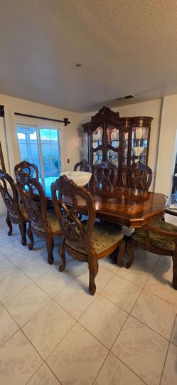 Good quality dining table, 8 chairs. China and mirror
