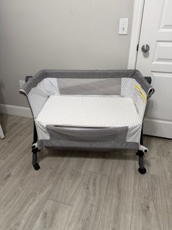Portable Baby Bassinet  BRAND NEW, Never Used 👶✨