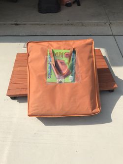 Stand and insulation for dog house