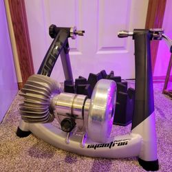 Giant Fluid Comp Bike Trainer & Pump 