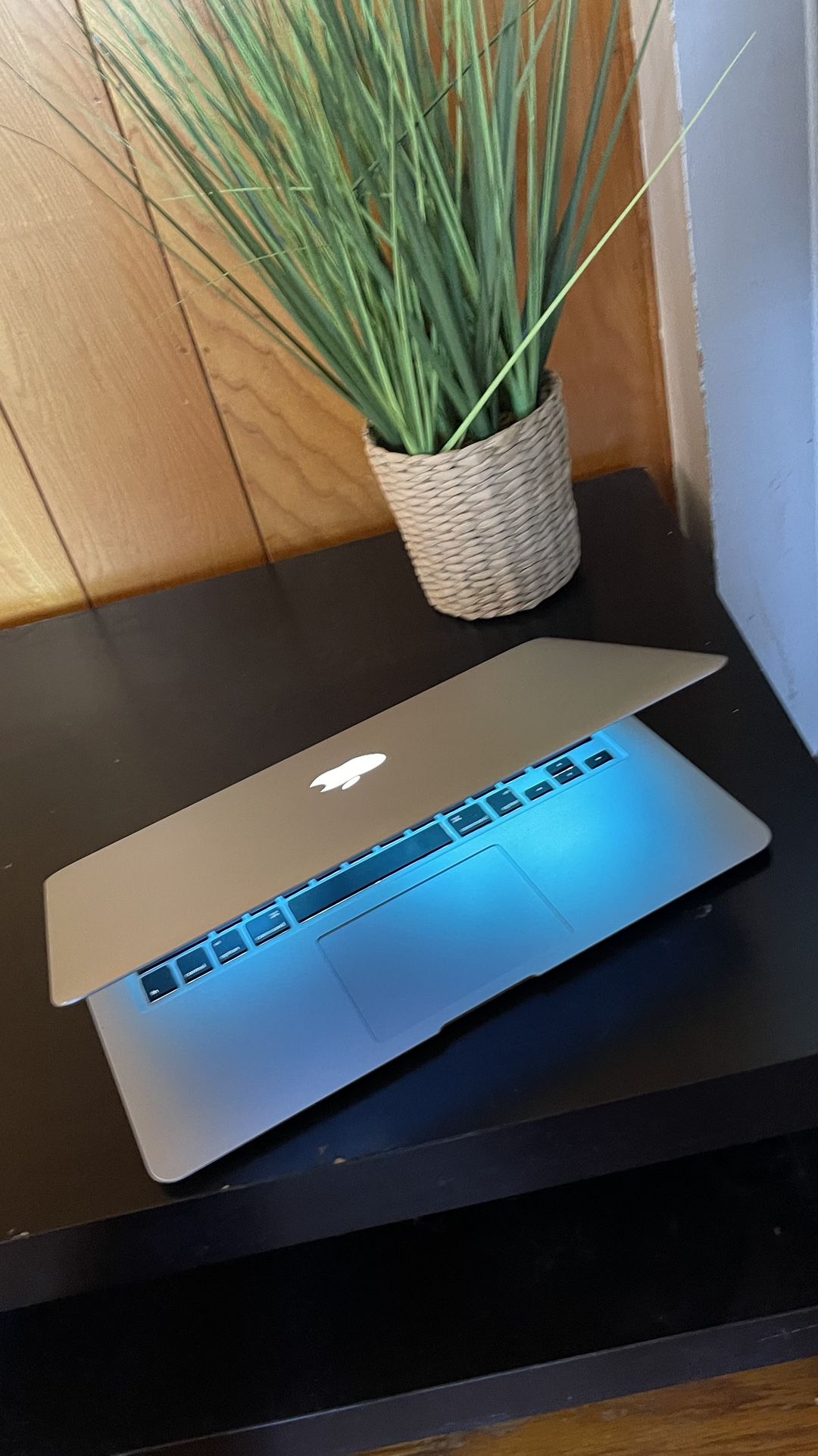 Apple MacBook Air 13” I5/8GB/256GB SSD $180