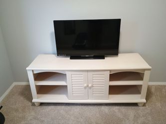 Tv stand / comes with free TV.