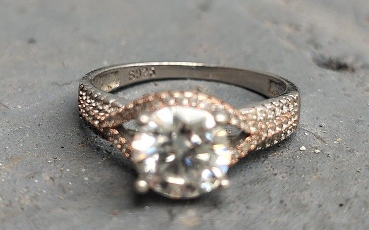 2 Carat Genuine Moissanite Ring (size 10)
18k Gold Plated / 925 Silver
GRA Certificate